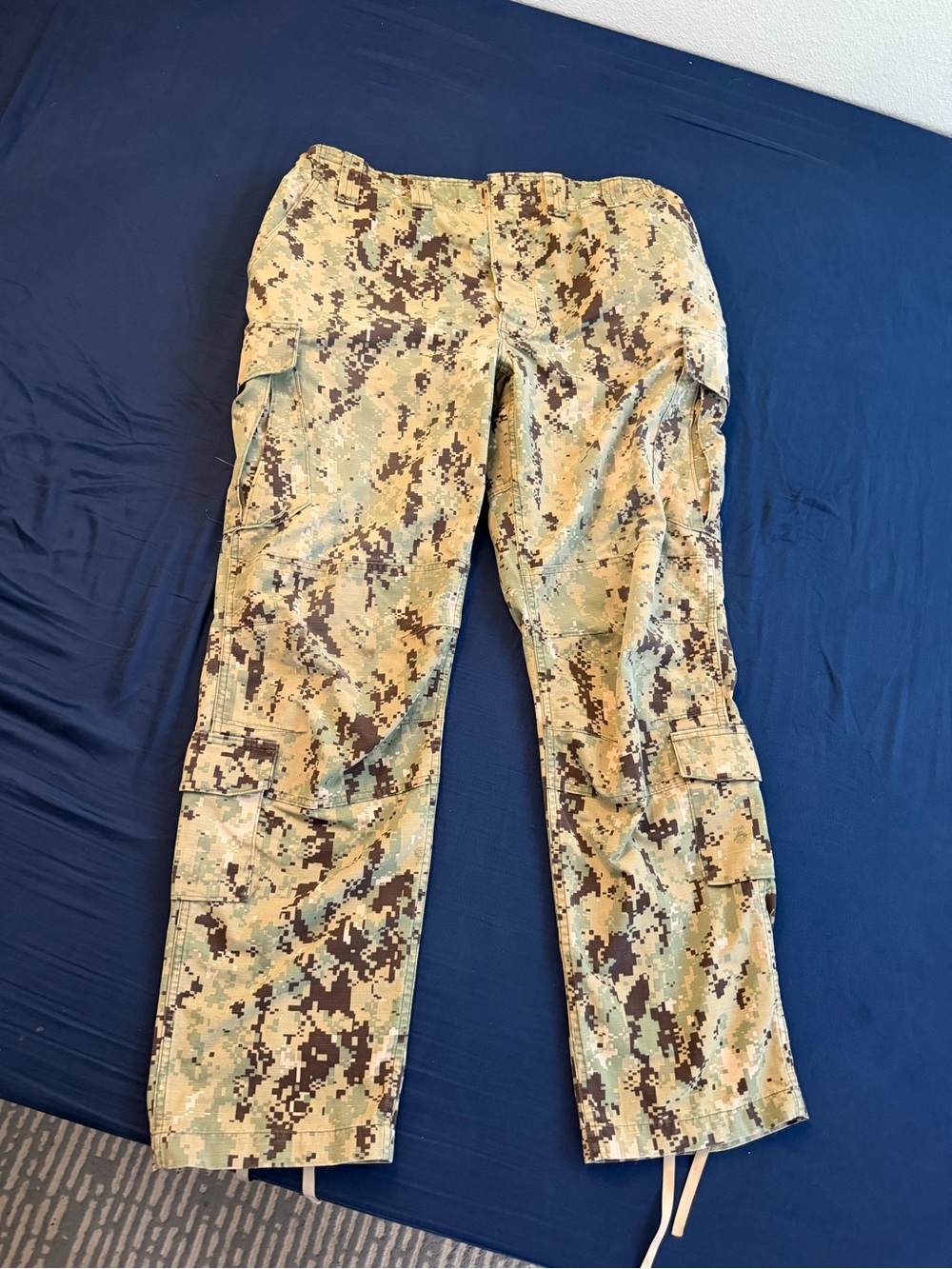 US Navy - NWU type 3 - camouflage trousers - Sz Large Flaws Read